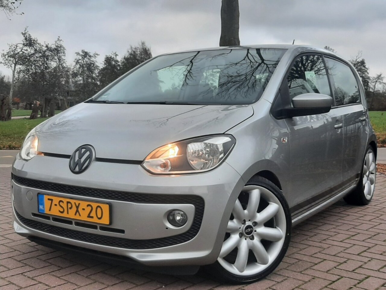Volkswagen Up! - 1.0 High up! 60pk BMT Airco Cruise-control Navigatie Bleutooth - AutoWereld.nl