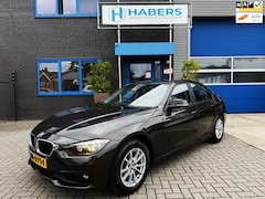 BMW 3-serie - 318i Essential 136PK|Origineel NL|Face Lift|Navigatie|Automaat|Led dagrij|Cruise Control|P