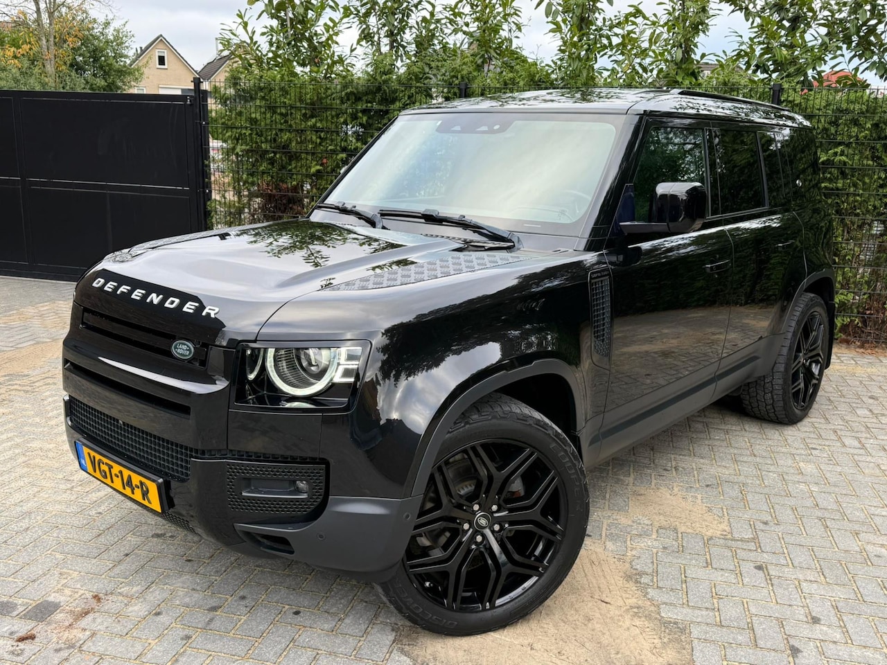 Land Rover Defender 110 - 2.0 D240 HSE, EX BTW, Pano, Luchtvering, Trekhaak, Meridian, - AutoWereld.nl