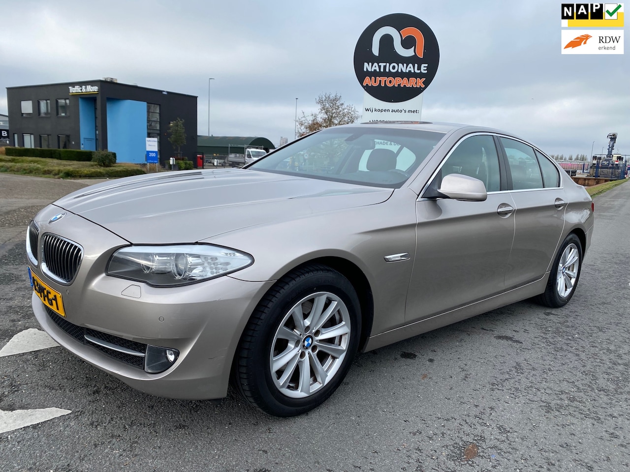 BMW 5-serie - 2011 * 523i High Executive * AUTOMAAT * LUXE * NAVI * - AutoWereld.nl