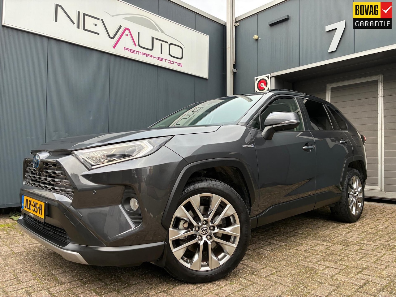 Toyota RAV4 - 2.5 Hybrid AWD Executive 222PK Panoramadak JBL Leder 19" - AutoWereld.nl