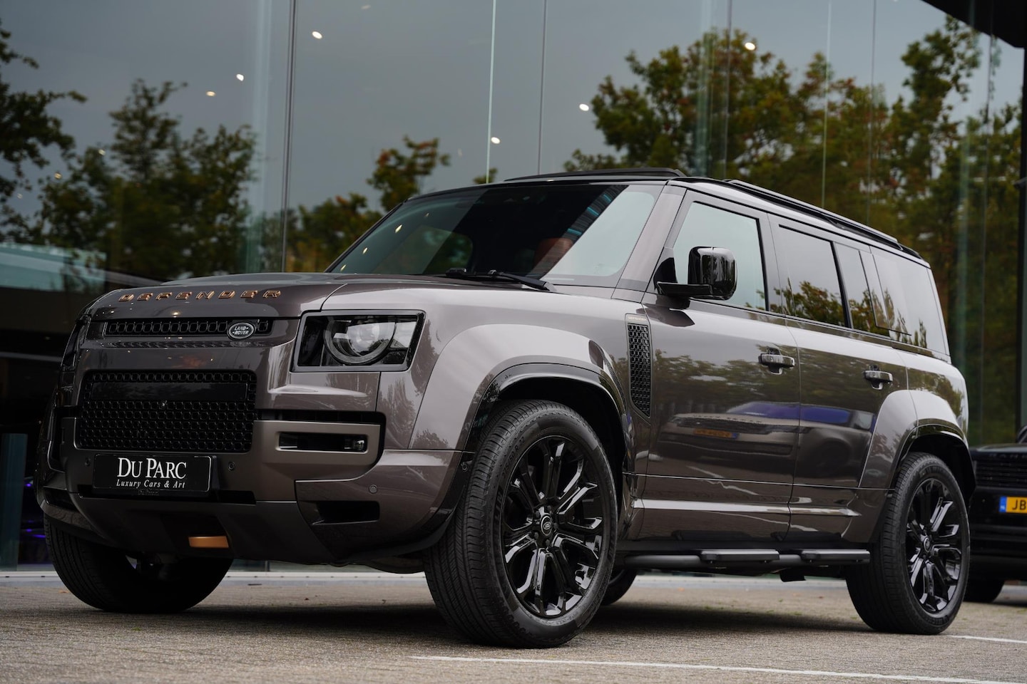 Land Rover Defender 110 - P 635 V 8 Octa By Lamborghini VAN GRIJS Kenteken - AutoWereld.nl