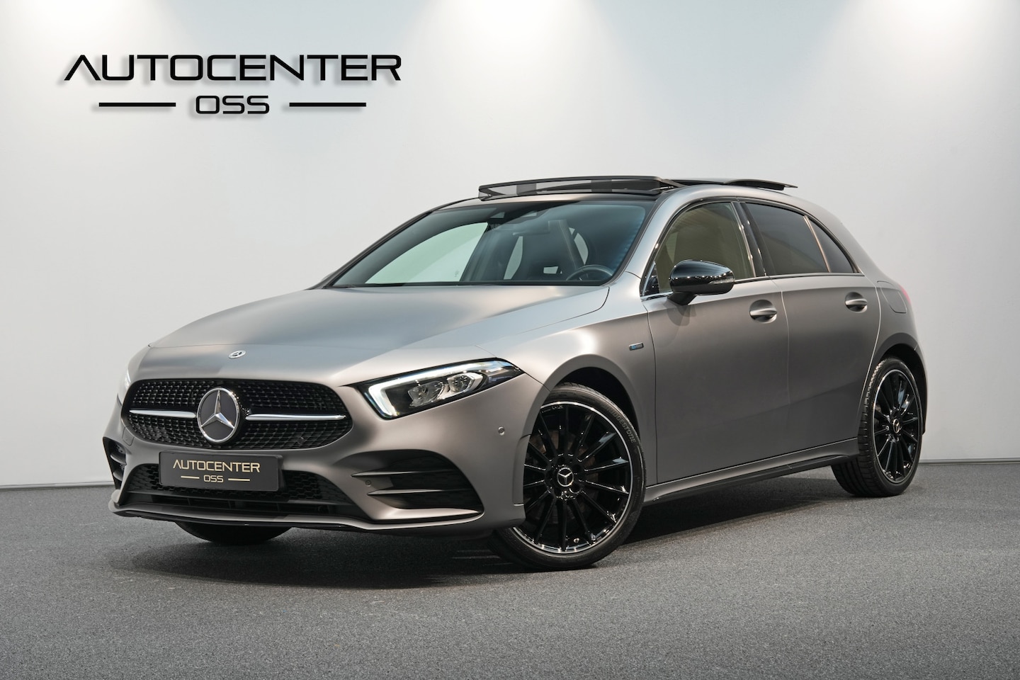 Mercedes-Benz A-klasse - 250 e AMG MATGRIJS ✅ PANO ✅ CAMERA ✅ 19" ✅ NIGHT ✅ SFEER ✅ MBUX-HIGH END - AutoWereld.nl