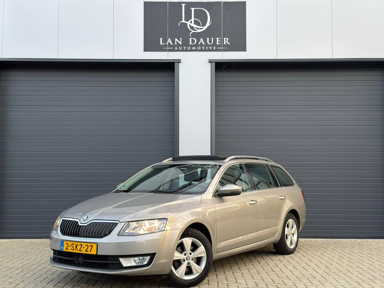 Skoda Octavia Combi - 1.2 TSI DSG / Elegance / Schuifdak / NAP - AutoWereld.nl