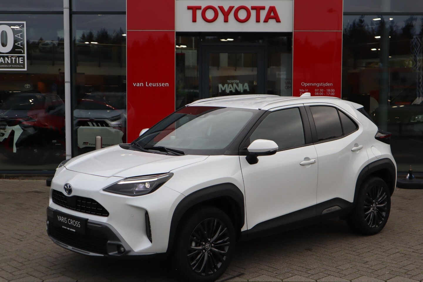 Toyota Yaris Cross - 1.5 HYBRID ADVENTURE BLIND-SPOT HEAD-UP PARK-SENSOREN 18"LM-VELGEN STOELVERWARMING LED-PAK - AutoWereld.nl