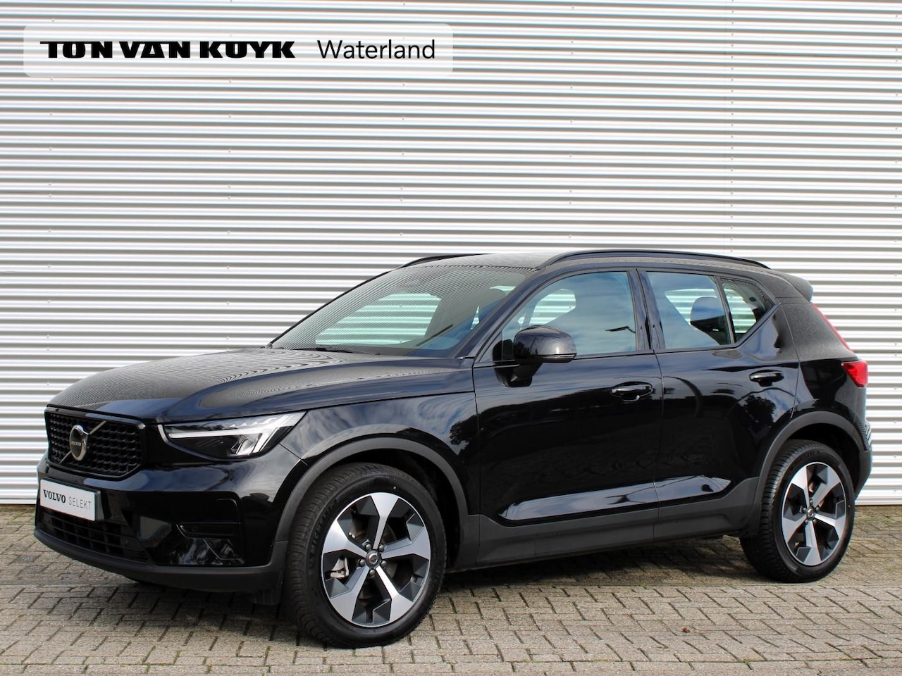 Volvo XC40 - 2.0 B4 Plus Dark Automaat / Trekhaak / Harman Kardon Audio / All seasonbanden / Google Map - AutoWereld.nl
