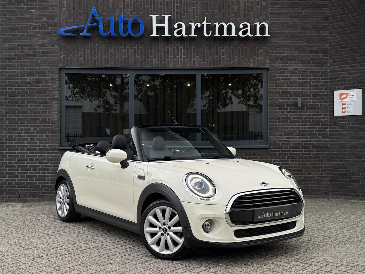 MINI Cabrio - 1.5 Cooper Pepper LEDER|STOELVERWARMING|CAMERA|CARPLAY - AutoWereld.nl