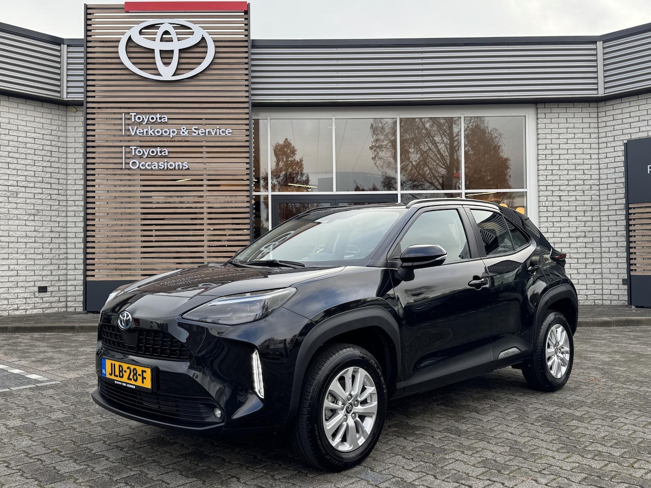 Toyota Yaris Cross - HYBRID 115 DYNAMIC STOEL/STUURVERW HEAD-UP EL-ACHTERKLEP NAVI APPLE/ANDROID KEYLESS - AutoWereld.nl