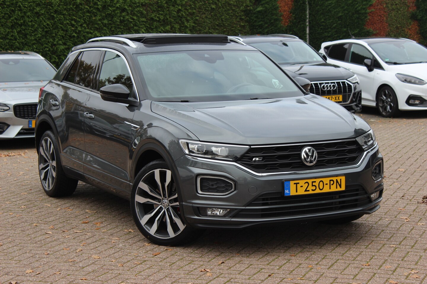 Volkswagen T-Roc - 2.0 TSI 4Motion Sport 3x R-line / Panoramadak / CarPlay / Parkeerhulp V+A / 18'' / Stoelve - AutoWereld.nl