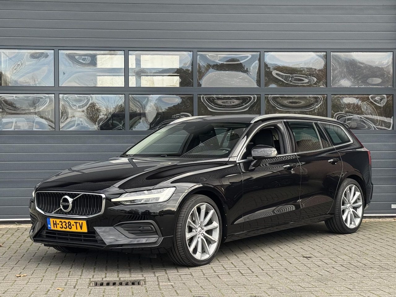 Volvo V60 - 2.0 T4 R-DESIGN I P-CAMERA I LEDEREN BEKLEDING I ADAPT. CRUISE CONTROL I APPLE CARPLAY - AutoWereld.nl