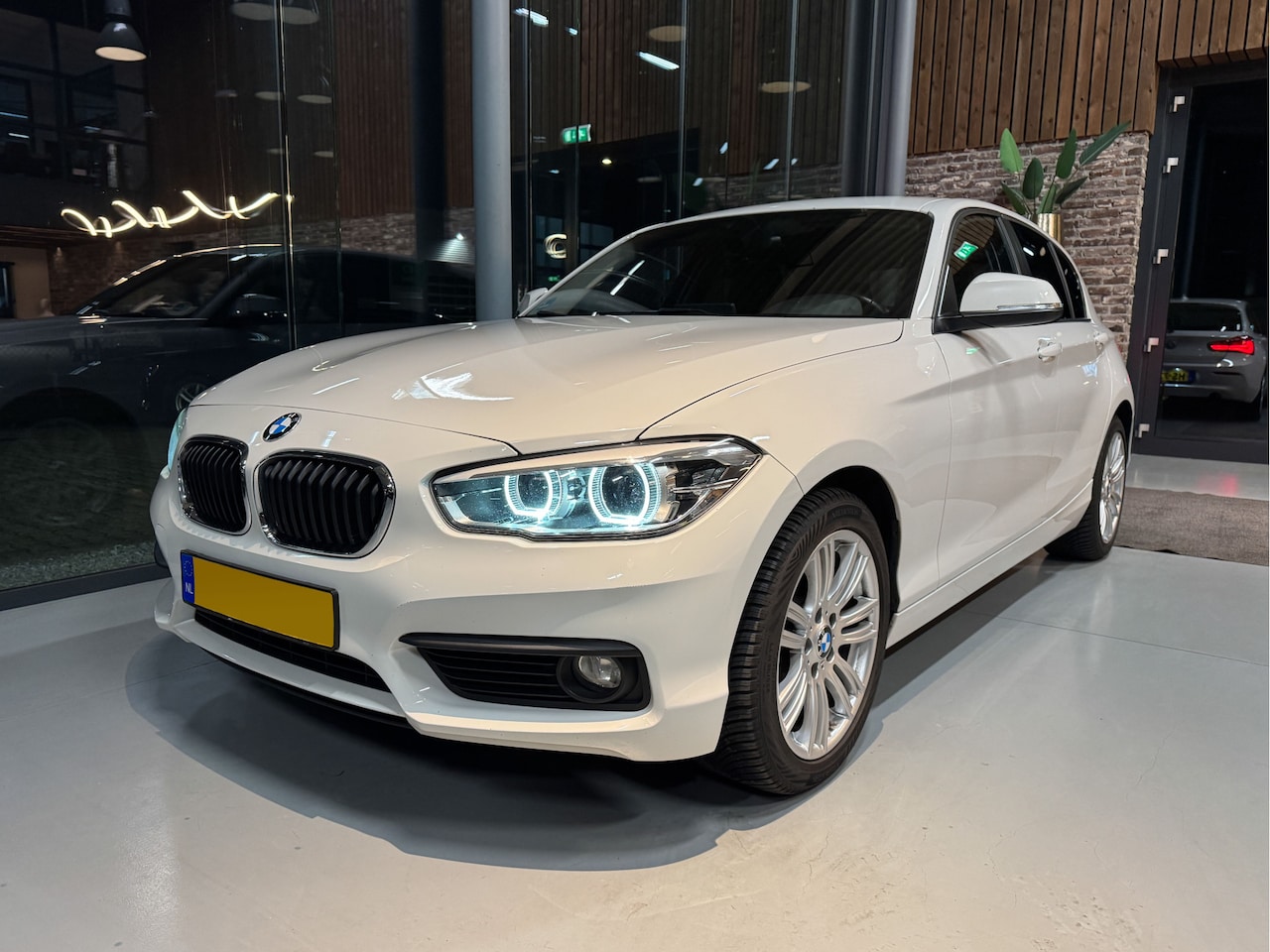 BMW 1-serie - 118d High Exe. aut. Leder, H+K, LED, DAB, verw. voorst. - AutoWereld.nl