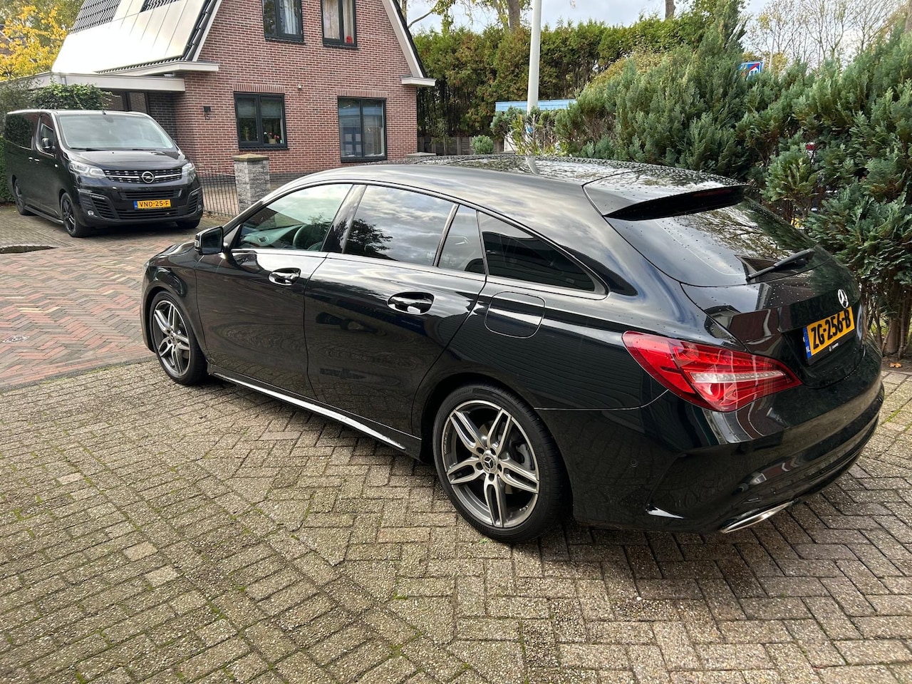 Mercedes-Benz CLA-klasse Shooting Brake - 180 Business Solution AMG | 12MND GARANTIE | PANO DAK | NL AUTO | - AutoWereld.nl