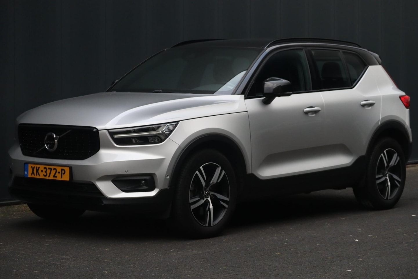 Volvo XC40 - 2.0 T4 AWD R-Design |360 Camera | Winterwielen set! - AutoWereld.nl