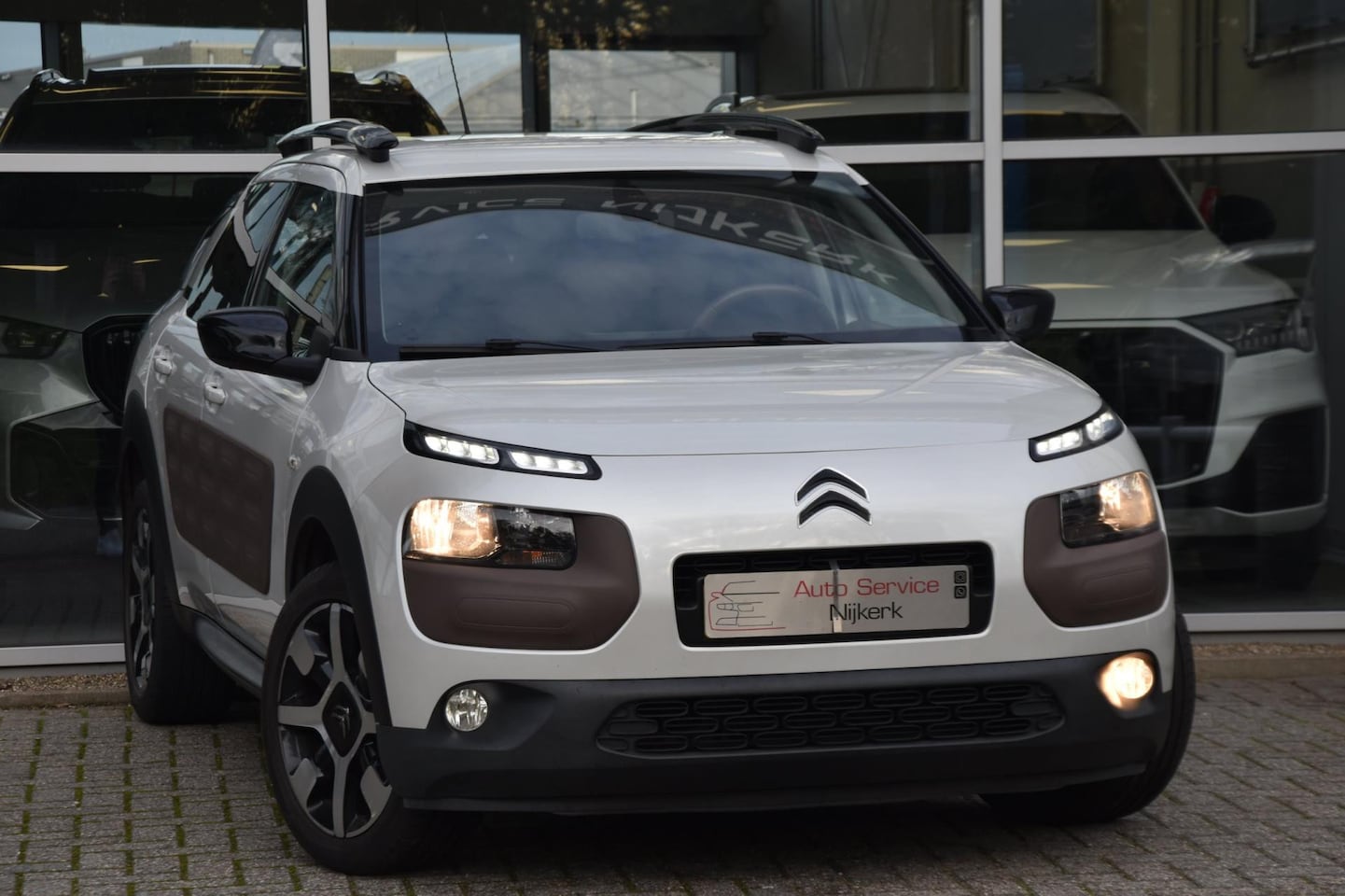 Citroën C4 Cactus - 1.2 PureTech Shine Airco Leder Pdc Nav. Trekhaak - AutoWereld.nl