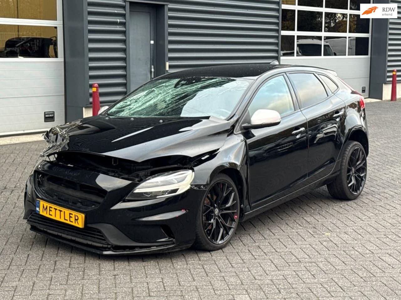 Volvo V40 - 2.0 D2 R-Design 2.0 D2 R-Design, navigatie, airco - AutoWereld.nl