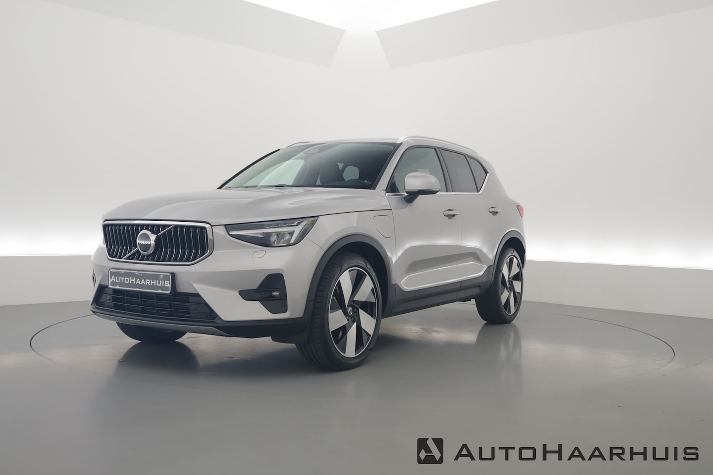 Volvo XC40 - T5 Plug-in hybrid Plus Bright | Pilot Assist | Harman Kardon | Leder | 20'' | Camera | Sto - AutoWereld.nl