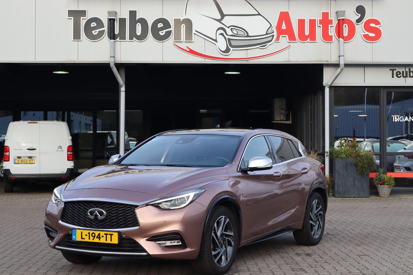 Infiniti Q30 - 1.6t Premium Tech Navigatie, Panoramadak, Camera, Cruise control, Stoelverwarming, Bose So - AutoWereld.nl
