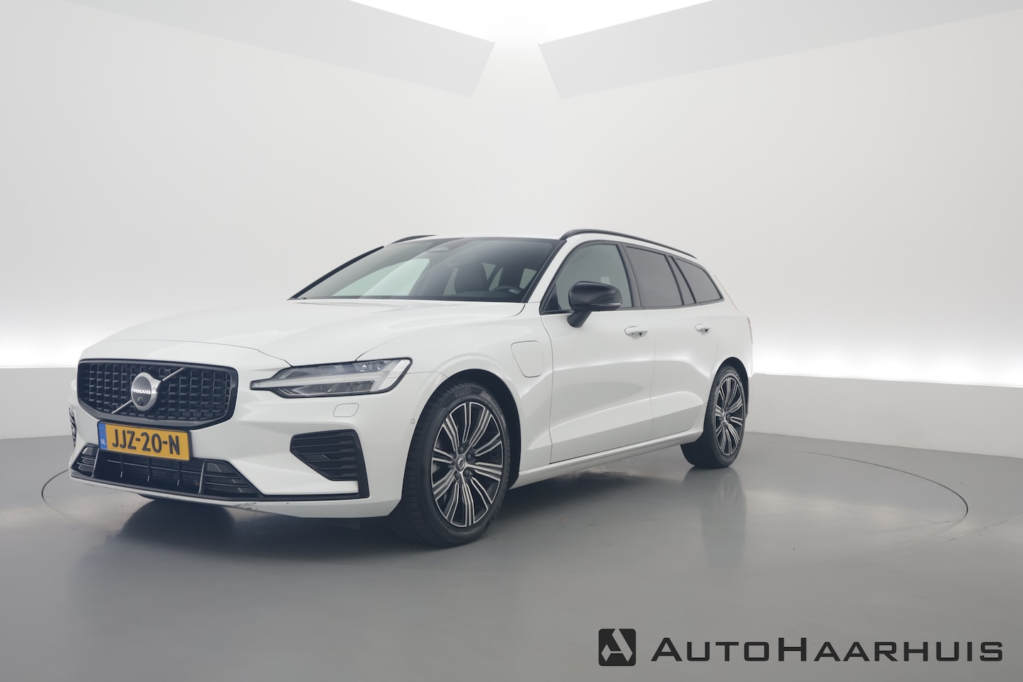 Volvo V60 - T6 Plug-in hybrid Plus Dark | Pilot Assist | Harman Kardon | Memory seats | Stoel- Stuurve - AutoWereld.nl