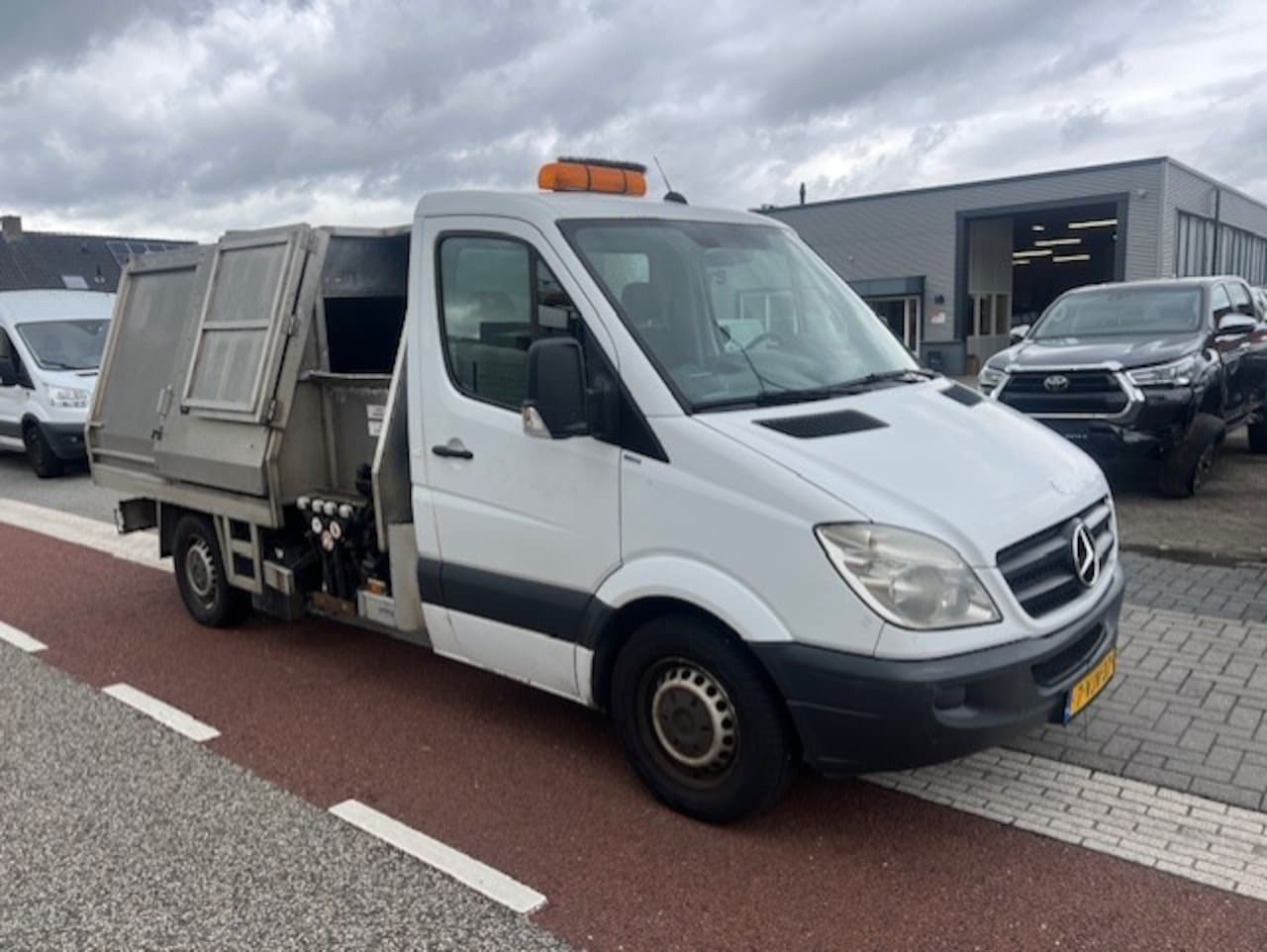 Mercedes-Benz Sprinter - 310 2.2 CDI 366 KIPPER VEEGVUIL MET ZIJLADER CONTAINER!! KLIMA - AutoWereld.nl