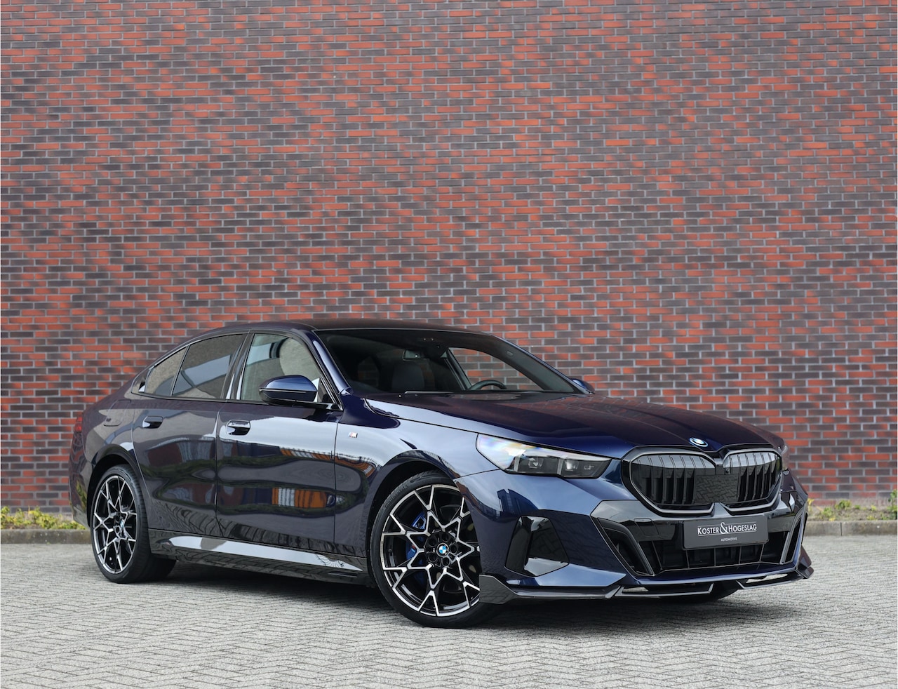 BMW 5-serie - 550e xDrive | M-Performance - Pano - Trekhaak - HUD - B&W - AutoWereld.nl