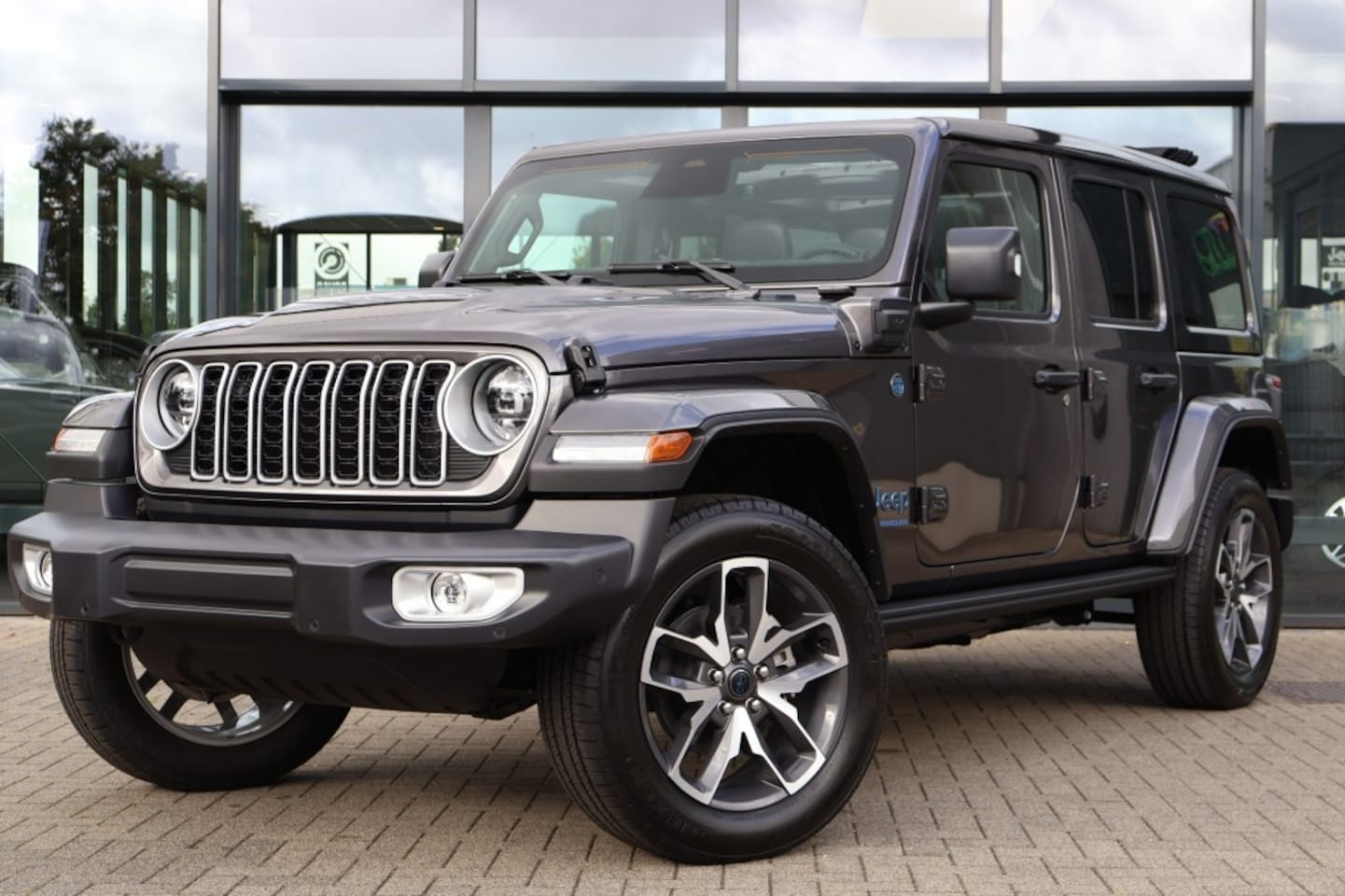 Jeep Wrangler - NIEUW 4XE 380 SAHARA / Plug In Hybrid / My Sky open dak / NIEUW - AutoWereld.nl