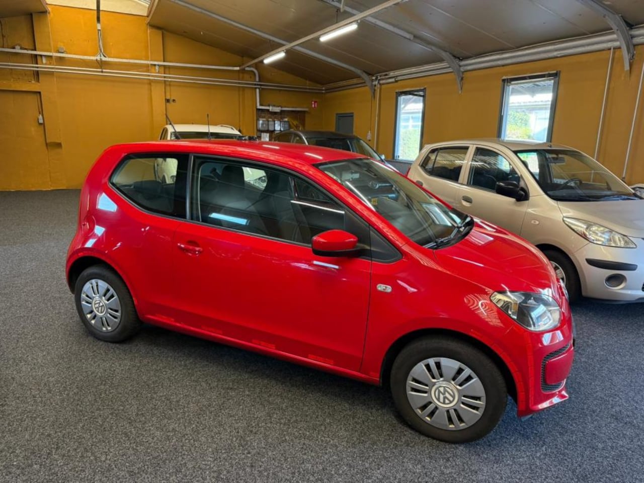 Volkswagen Up! - 1.0 move up! 1ste eigenaar originele navigatie airco telefoon verbinding - AutoWereld.nl
