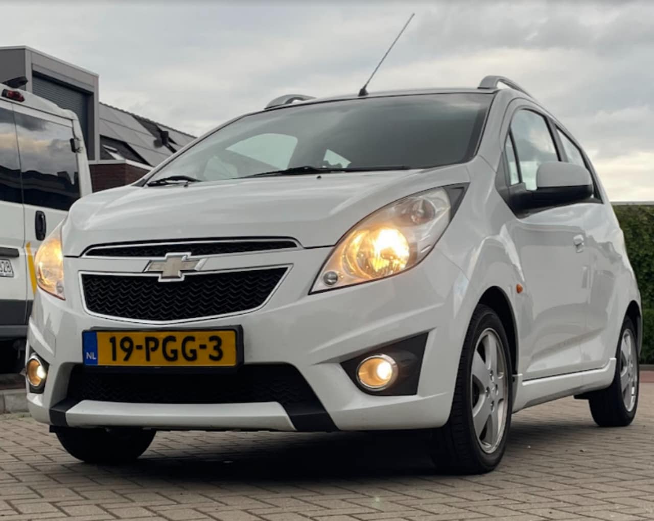 Chevrolet Spark - 1.2 16V LT Compacte compleet uitgeruste auto met ijskoude airco, autorijden tegen lage kosten - AutoWereld.nl
