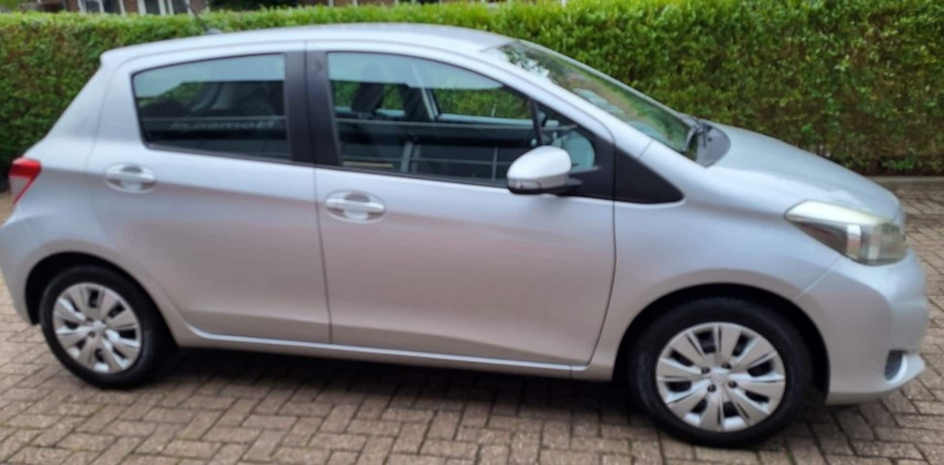 Toyota Yaris - 1.3 VVT-i Aspiration Nw 2012 model met trekhaak - AutoWereld.nl