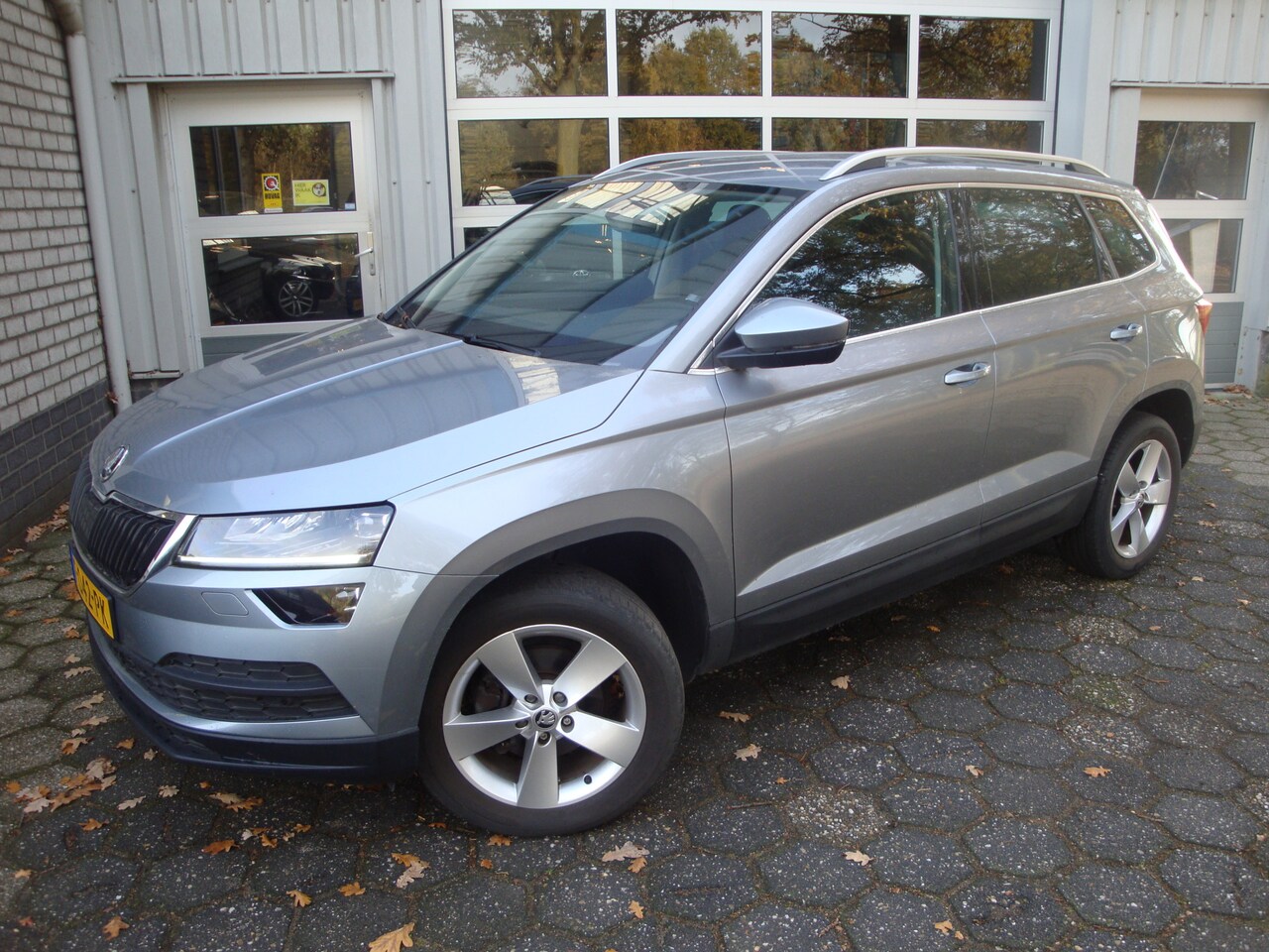 Skoda Karoq - 1.5 TSI ACT Sportline Business 150 PK/ CarPlay /stoelverwarming - AutoWereld.nl