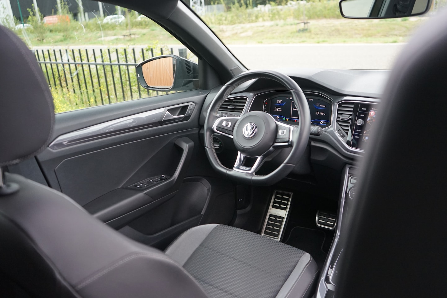 Volkswagen T-Roc - 2.0 TSI 4M R-LINE DSG Panodak Virtual Suzuka LED Carplay Keyless - AutoWereld.nl