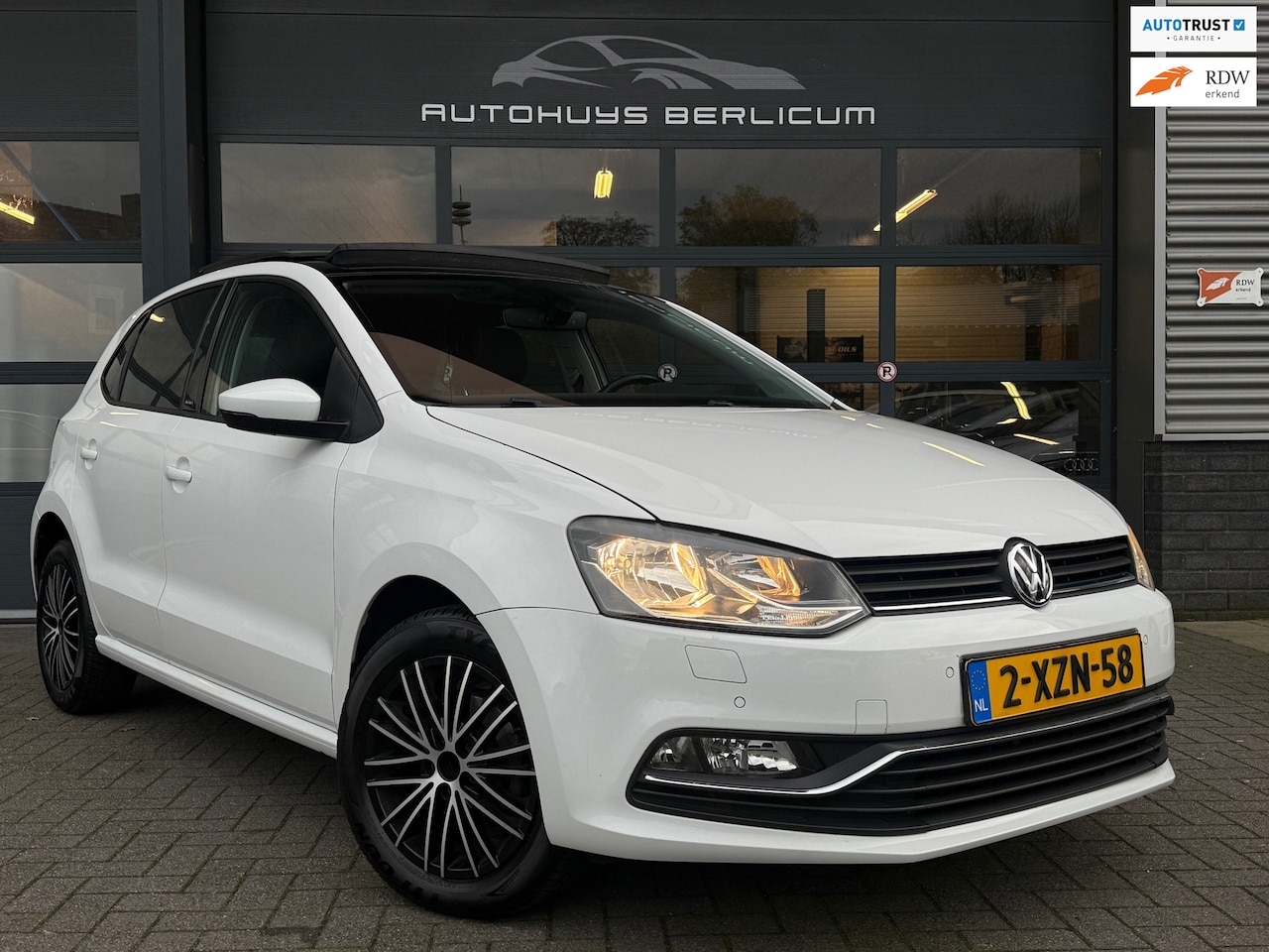 Volkswagen Polo - 1.0 First Edition Pano Allstar Stoelverwarming - AutoWereld.nl