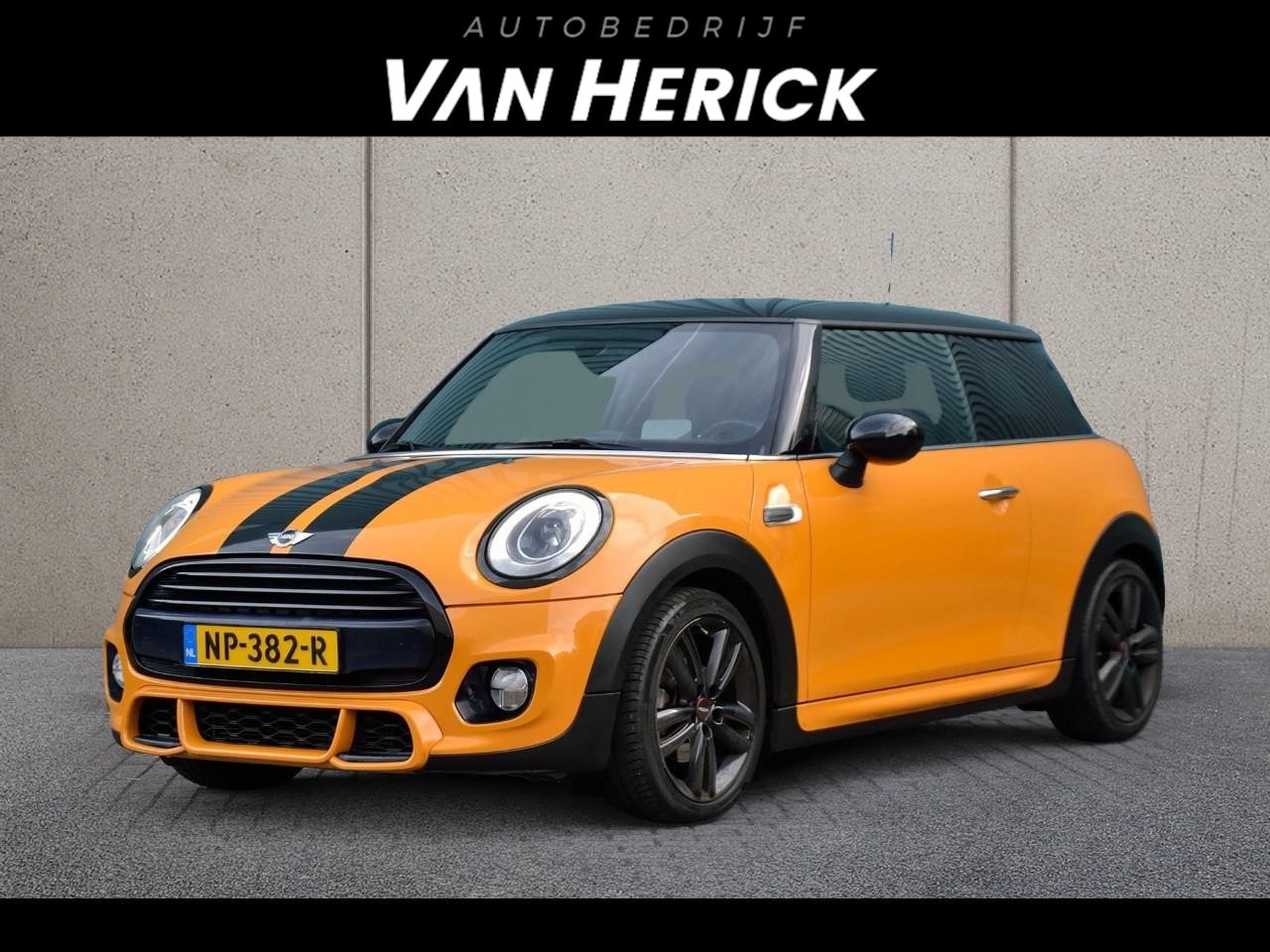 MINI John Cooper Works - Mini 1.5 Serious Business JCW Pack | Navi | LED | HUD - AutoWereld.nl