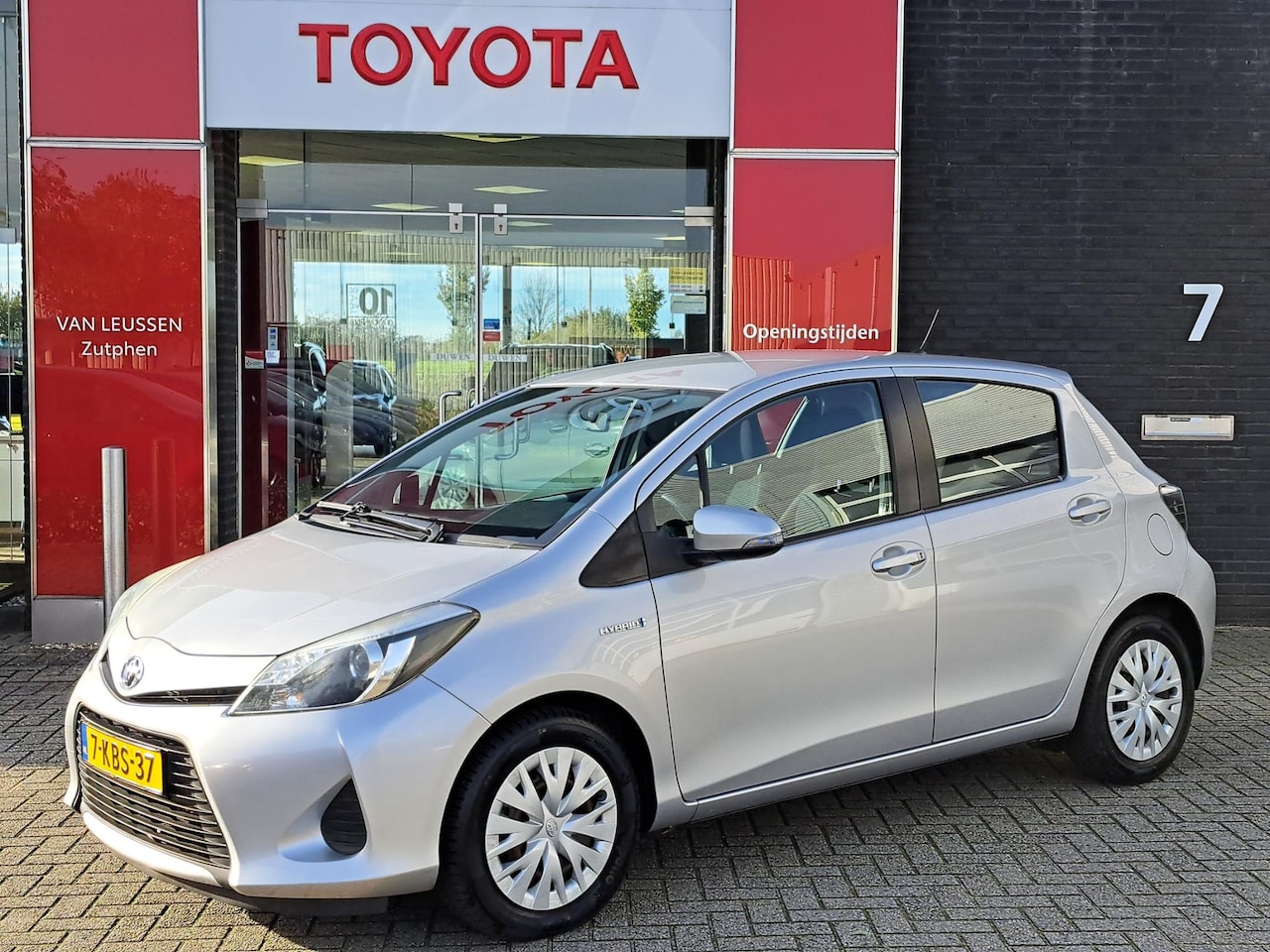 Toyota Yaris - 1.5 Full Hybrid Aspiration ACHTERUITRIJCAMERA AIRCO ONDERHOUDSBOEKJES - AutoWereld.nl
