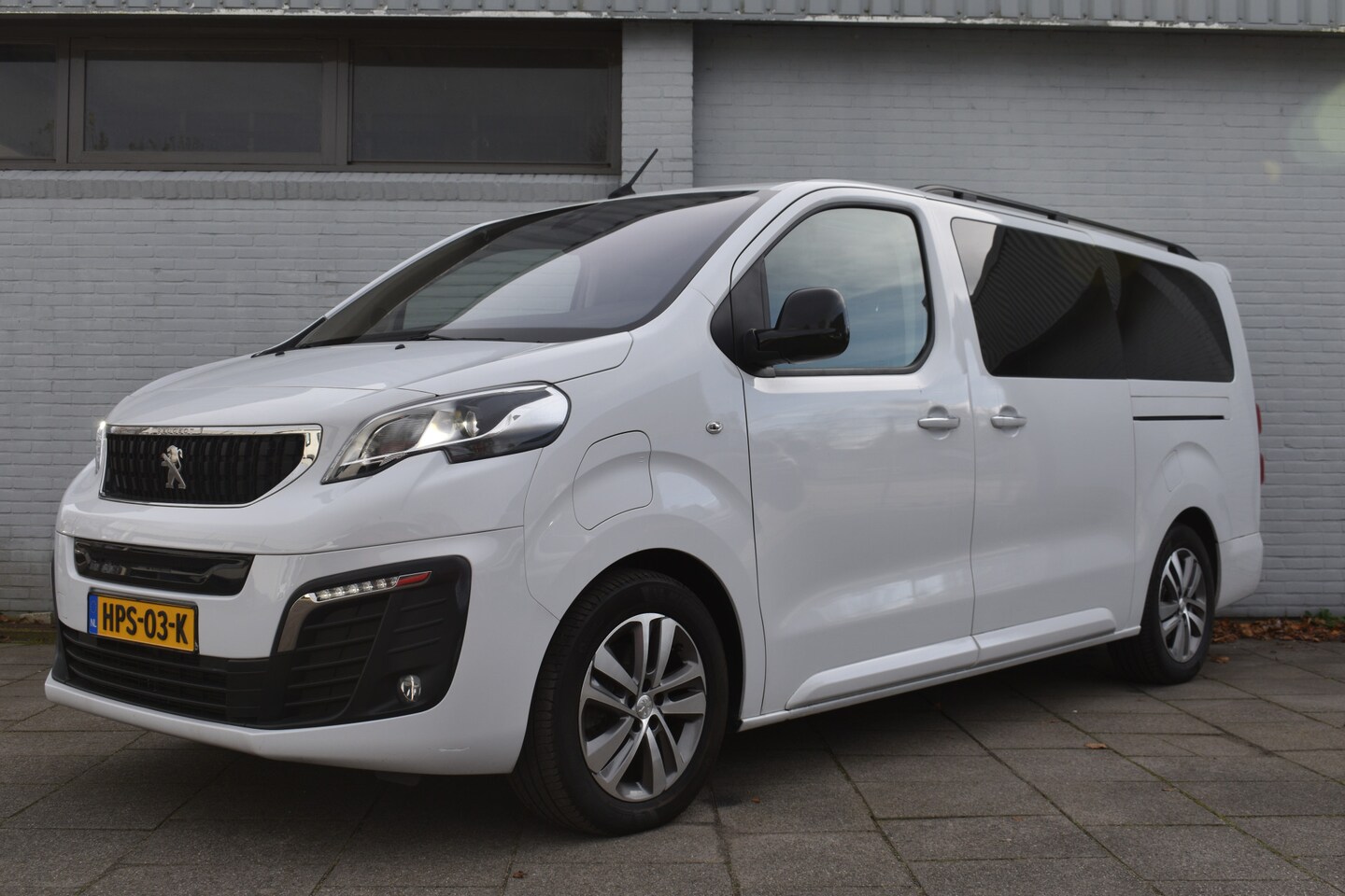 Peugeot e-Traveller - 75 kwh Long | 8 Personen | Elektrisch | Elektrische deuren | Leder | Panodak | Zeer comple - AutoWereld.nl