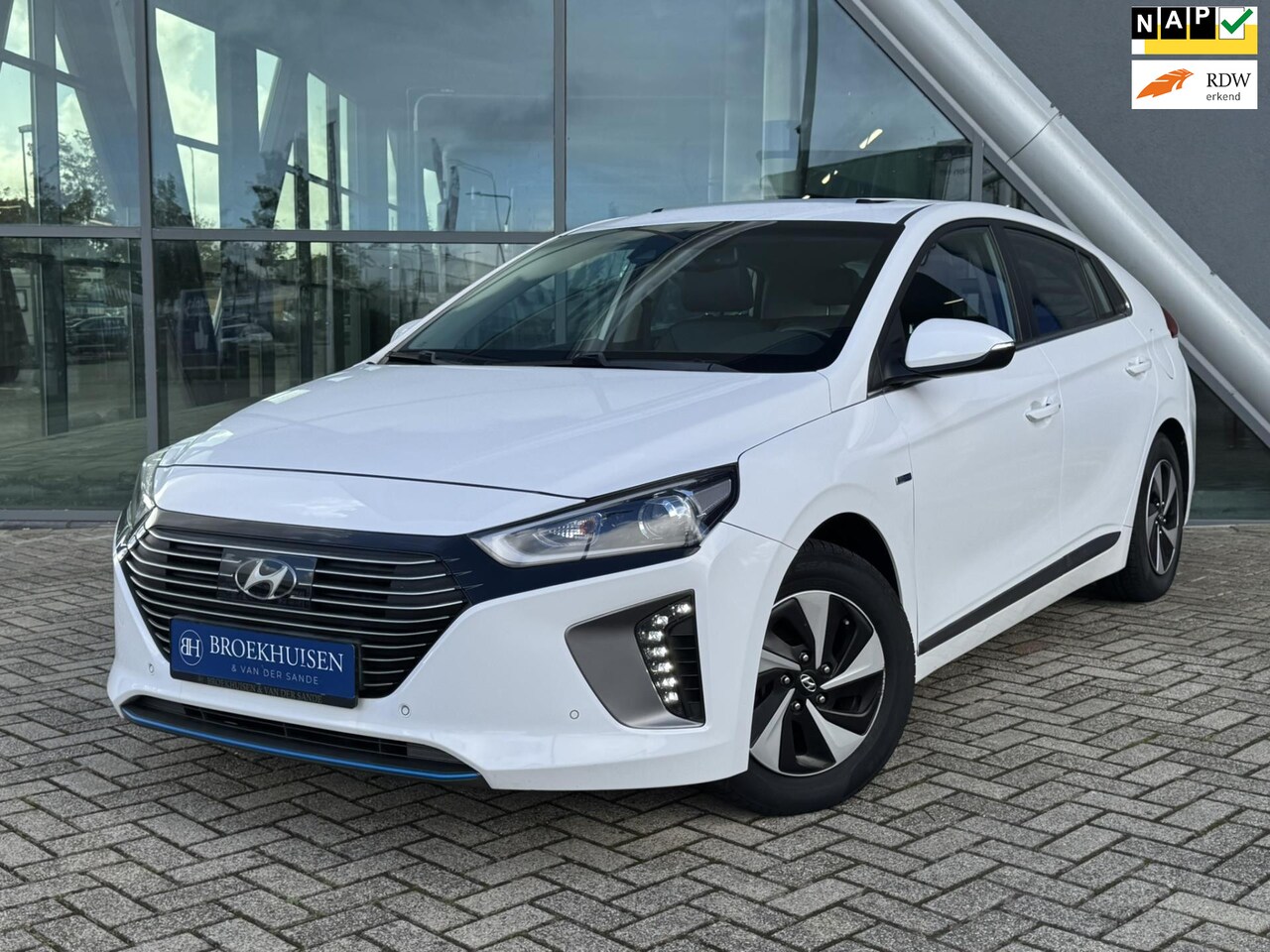 Hyundai IONIQ - 1.6 GDi First Edition 141pk Camera / Panoramadak / Stoelverwarming - AutoWereld.nl