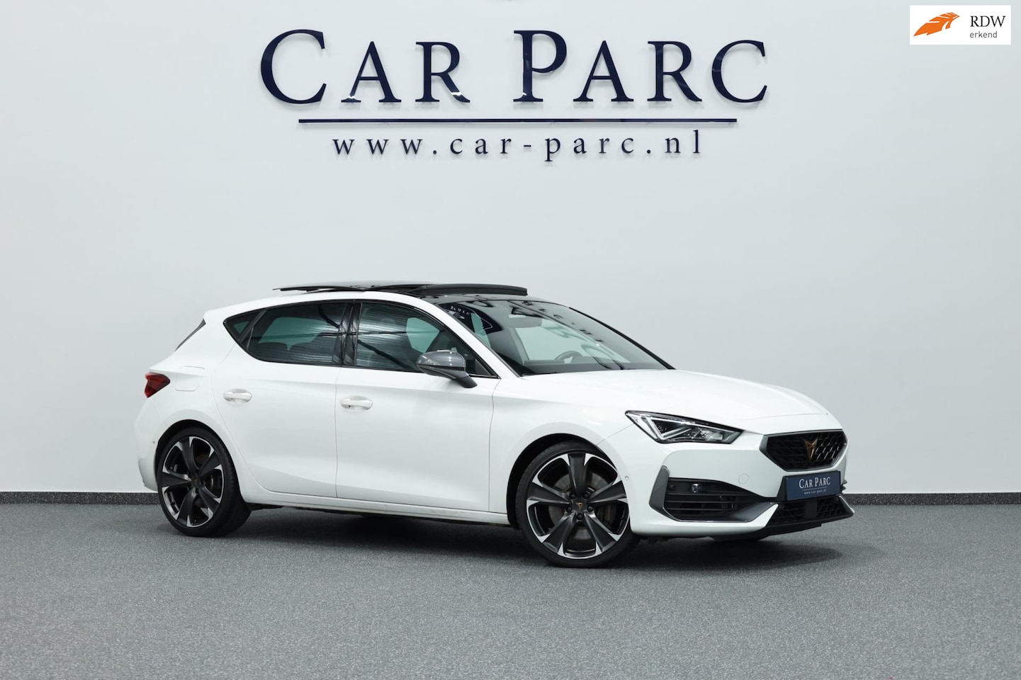 CUPRA Leon - 2.0 TSI VZ 300+PK LED/VIRTUAL/SFEER/PANO/HALF LEER+S.VERWARMING/19"/CAM/ACC/ECC/12 MDN GAR - AutoWereld.nl