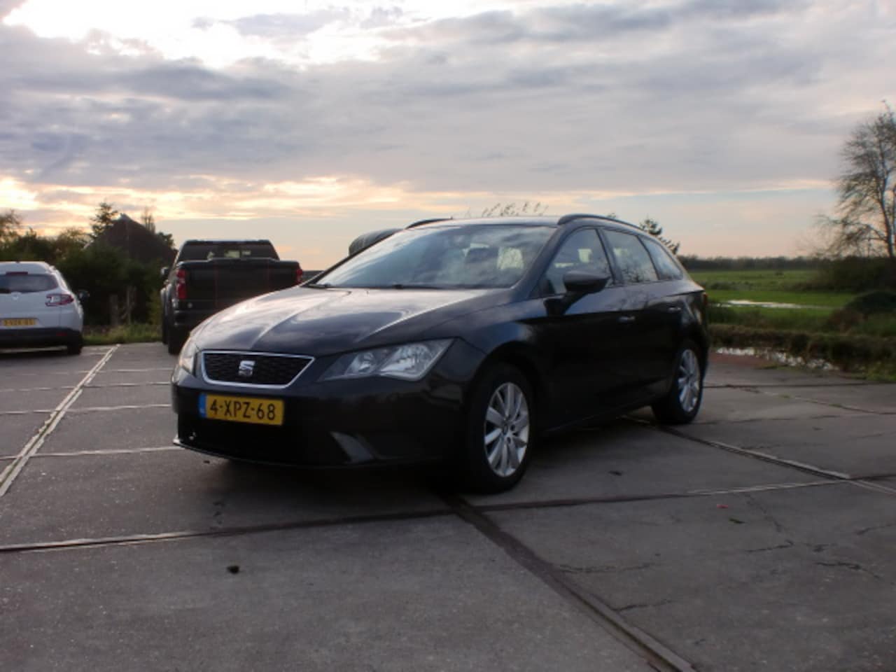 SEAT Leon Sportstourer - 1.6 TDI 81KW ST ZWART BJ2014 AIRCO APK 5 2026 NAP - AutoWereld.nl