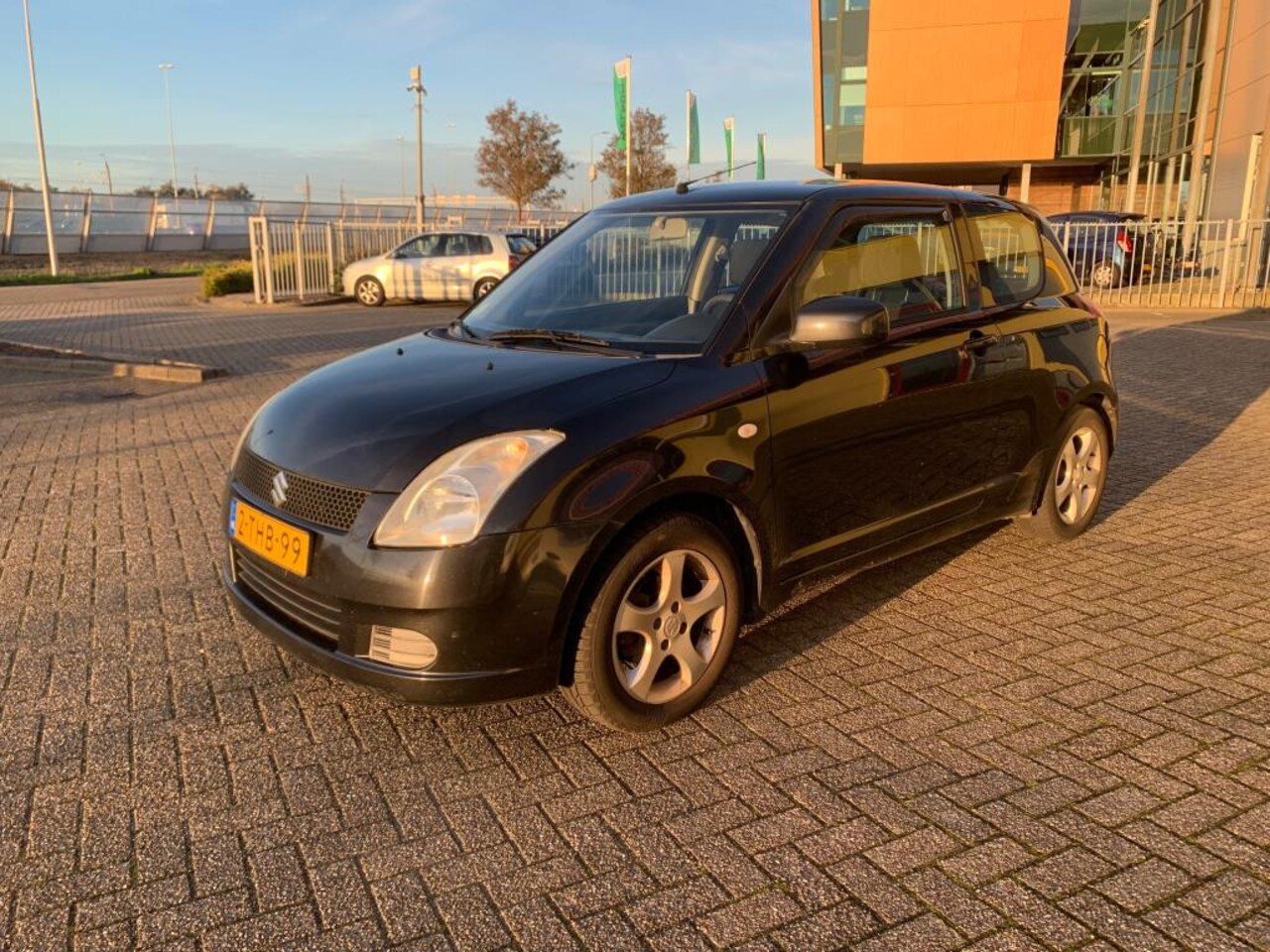 Suzuki Swift - 1.3 GA Zwart 2005 Airco Stuurbekr Elek ramen - AutoWereld.nl