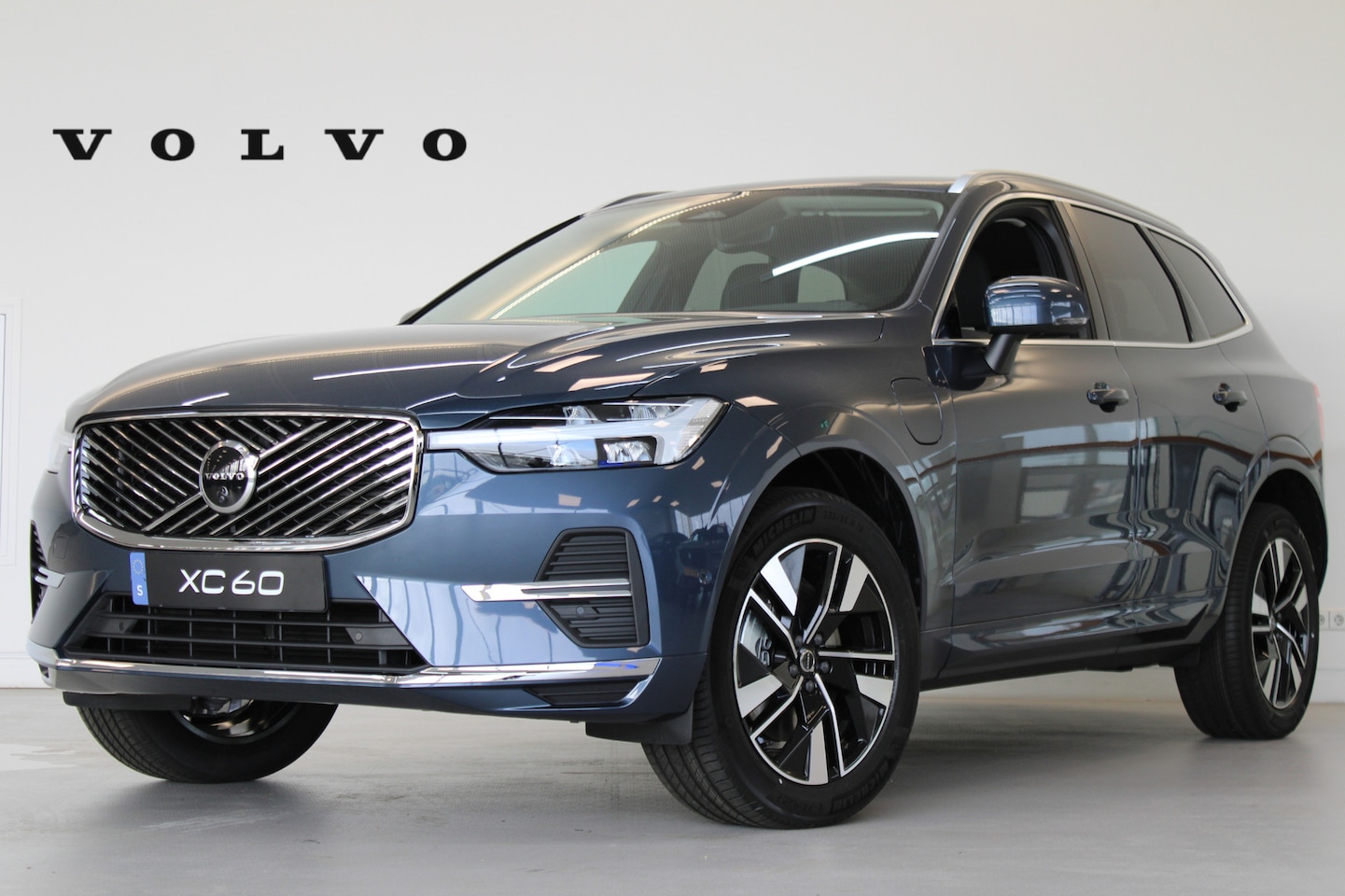 Volvo XC60 - T6 350PK AWD Plus Bright | Trekhaak | 360° | Privacy glas | Harman Kardon | Power Seats - AutoWereld.nl