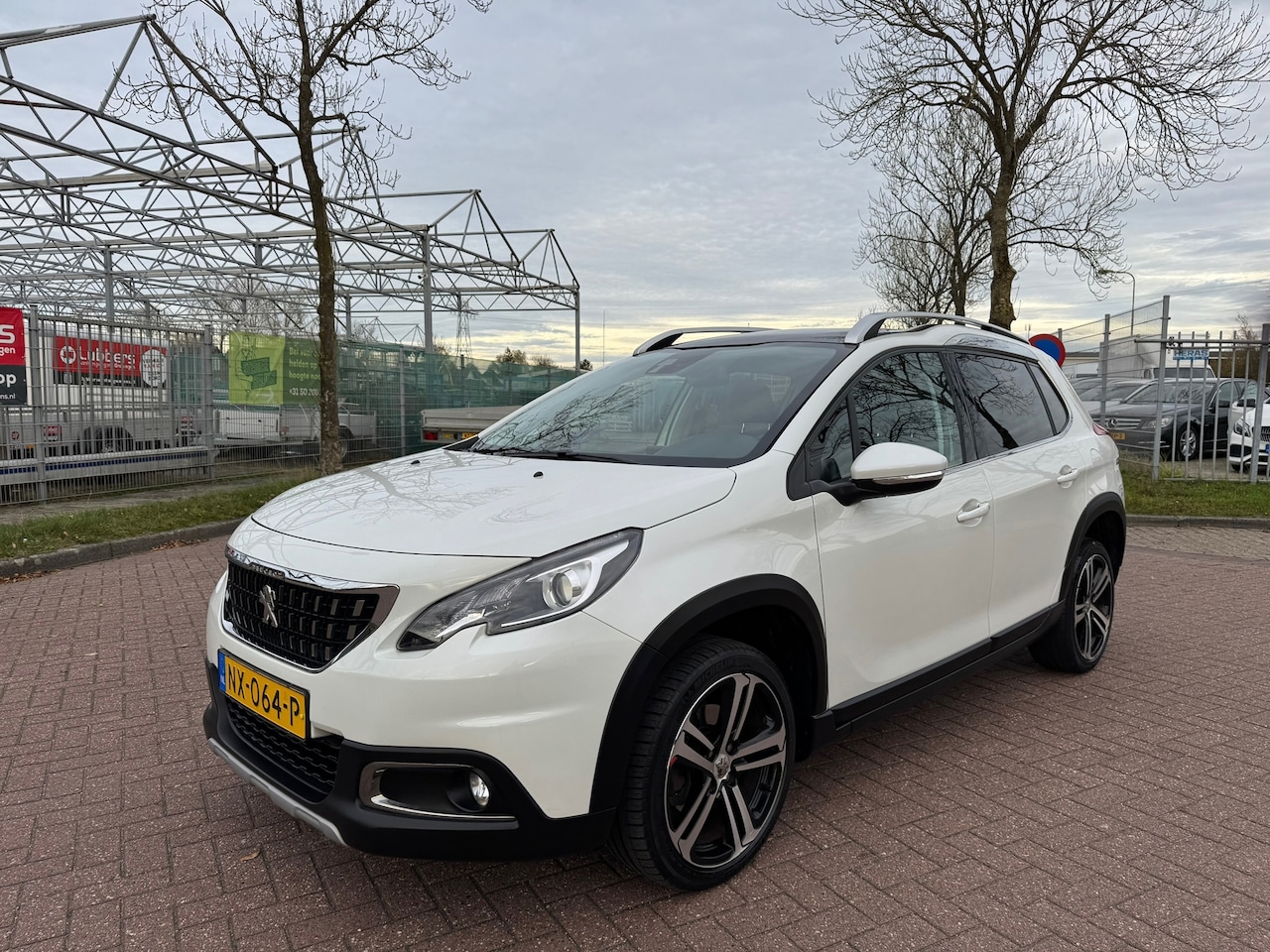 Peugeot 2008 - 1.2 PureTech Allure automaat pano - AutoWereld.nl