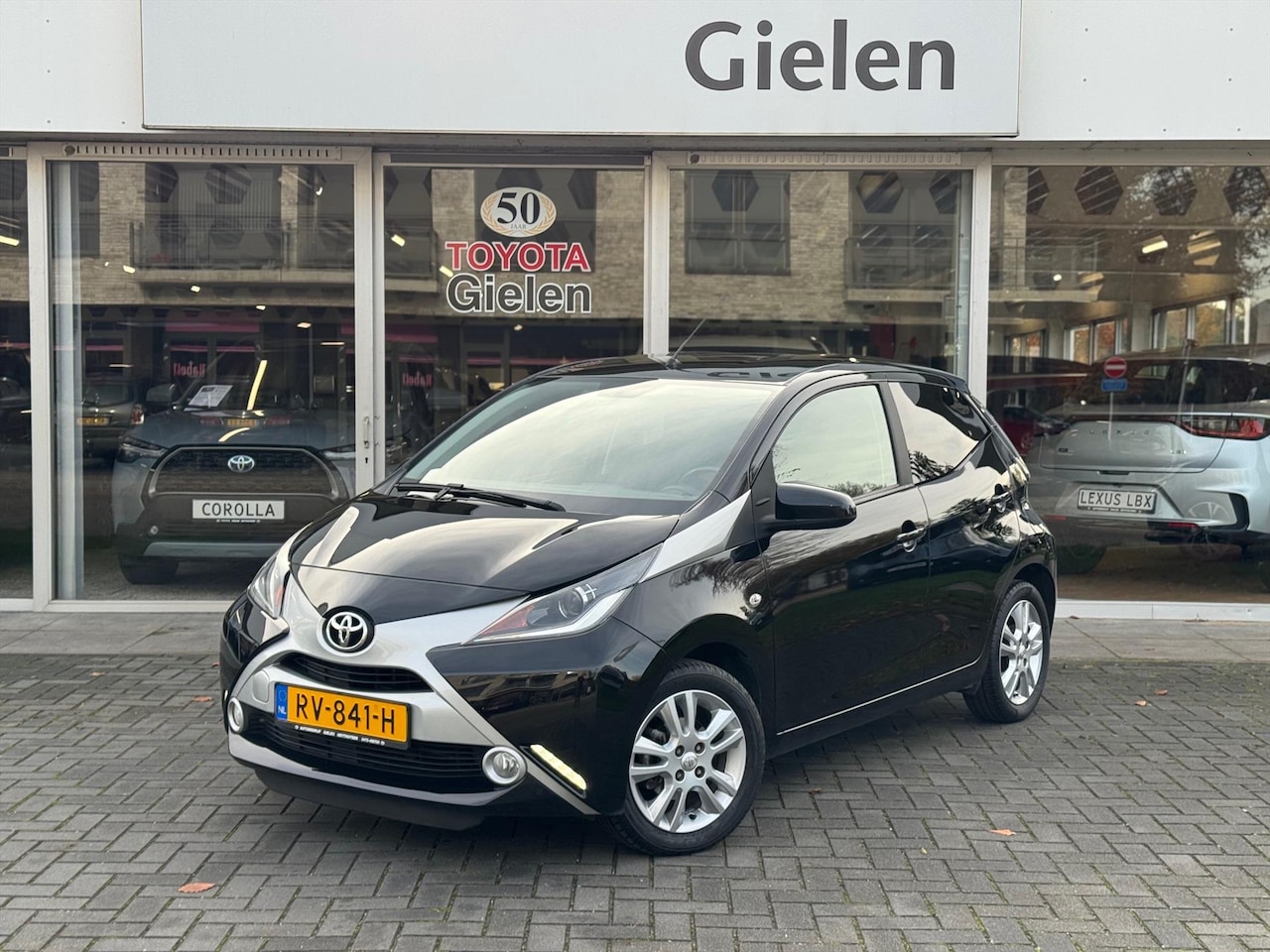 Toyota Aygo - 1.0 VVT-i X-Joy | Eerste eigenaar, Lichtmetalen velgen, Climate control, Privacy glass, Ap - AutoWereld.nl