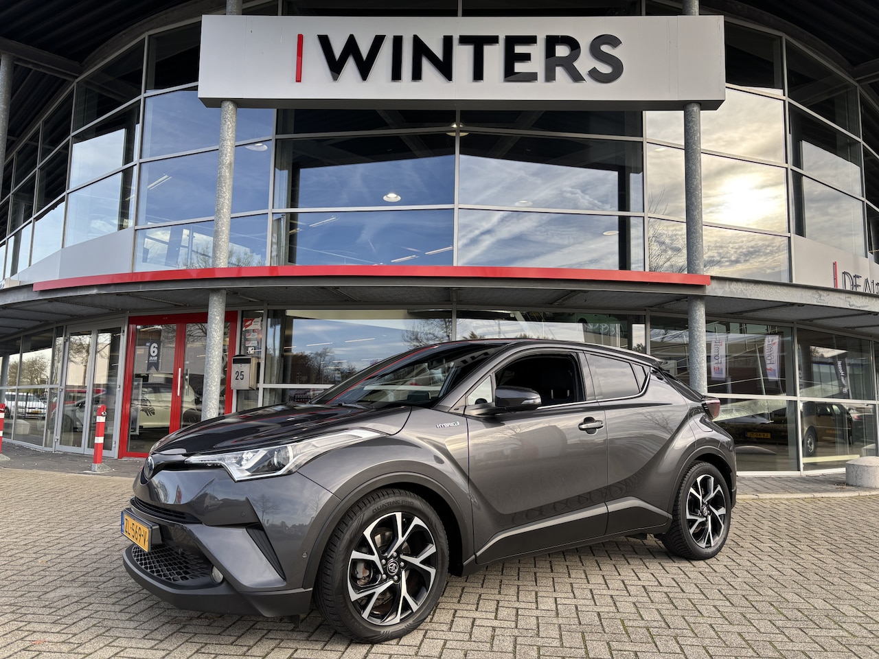 Toyota C-HR - 1.8 Hybrid Style Navigatie | Cruise Control | Keyless | Climate Control | Stoelverwarming - AutoWereld.nl