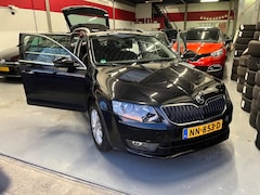 Skoda Octavia Combi - 1.0 TSI 116pk Automaat Greentech Style Business / Trekhaak / Xenon / Keyless / 16" / Parke