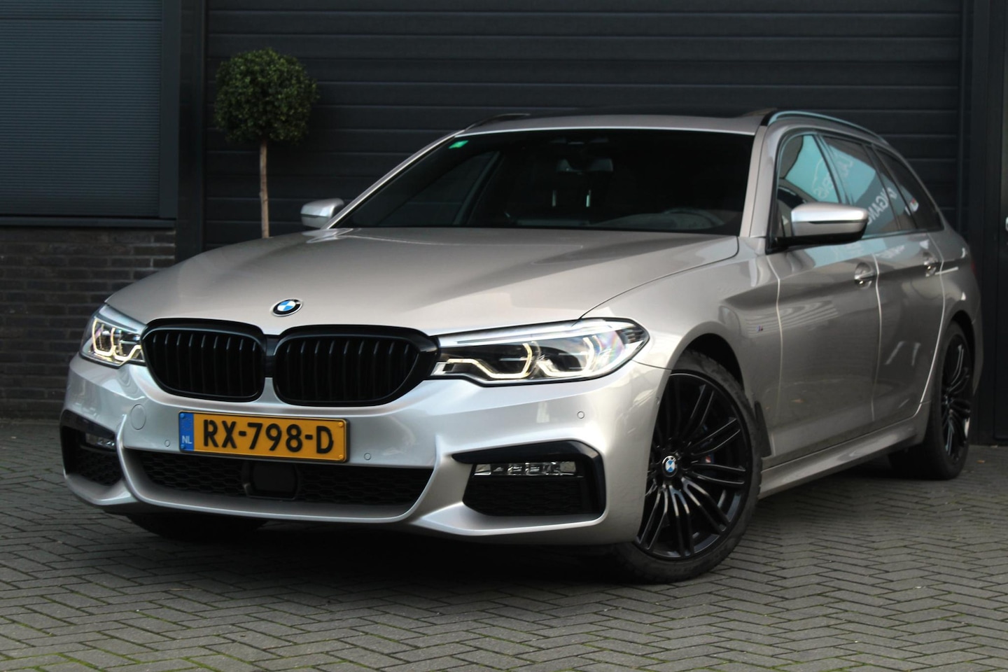 BMW 5-serie Touring - 540i xDrive M-Sport High Executive | Panorama Dak | Comfort Stoelen | Trekhaak | HUD - AutoWereld.nl