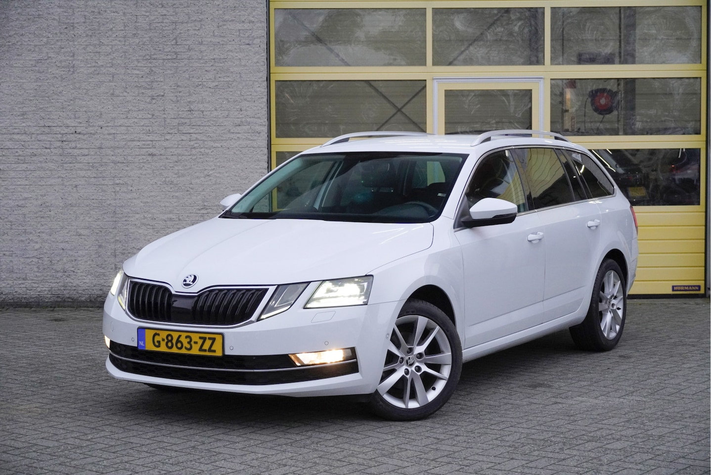 Skoda Octavia Combi - 1.5 TSI 150PK! Automaat Business Edition Plus BJ2020 Lmv 17" | Led V+A | Pdc | Navi | Keyl - AutoWereld.nl