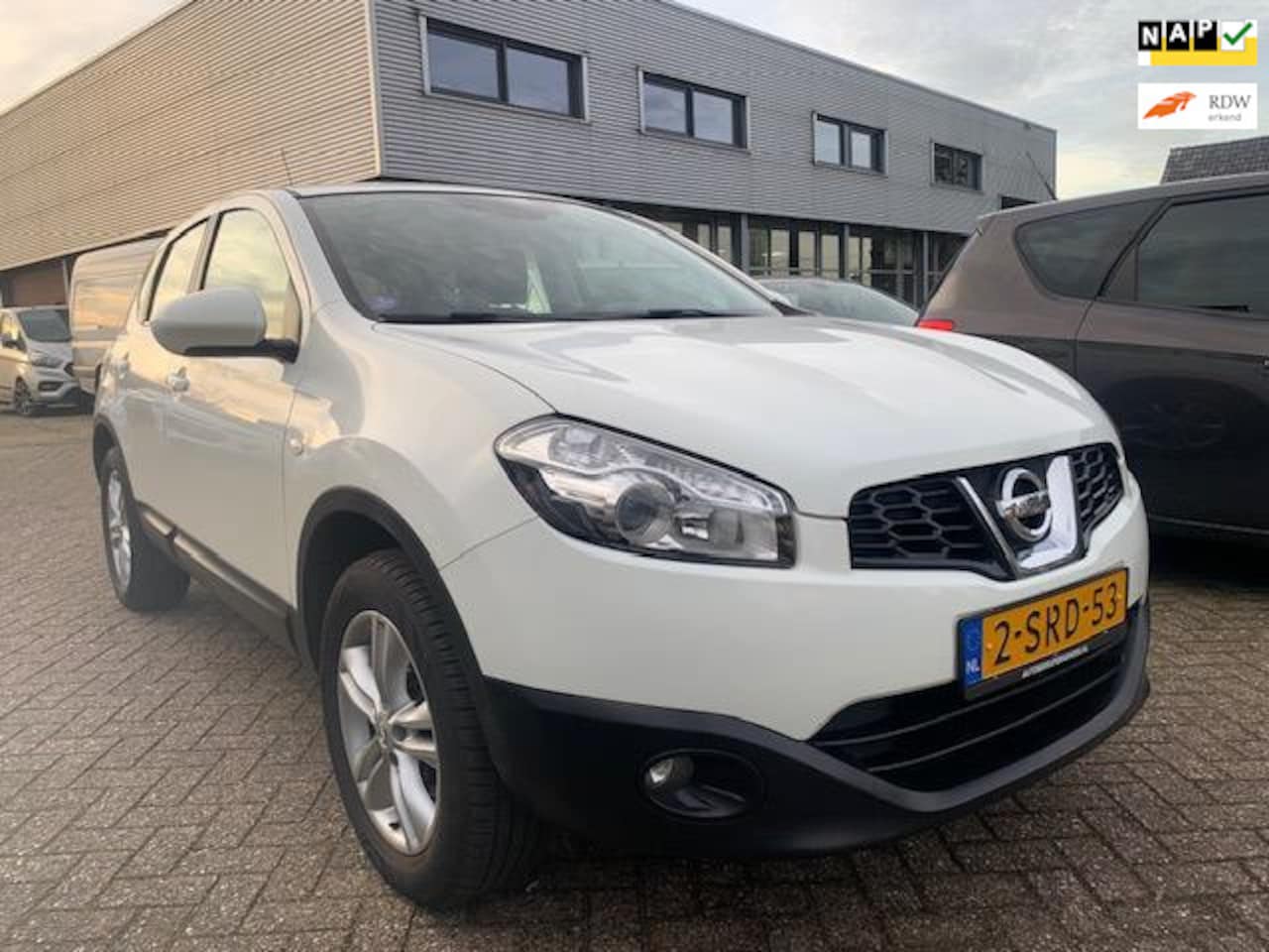 Nissan Qashqai - 1.6 Acenta 2011 € 4995.- Airco , 4 nieuwe all-season banden. - AutoWereld.nl