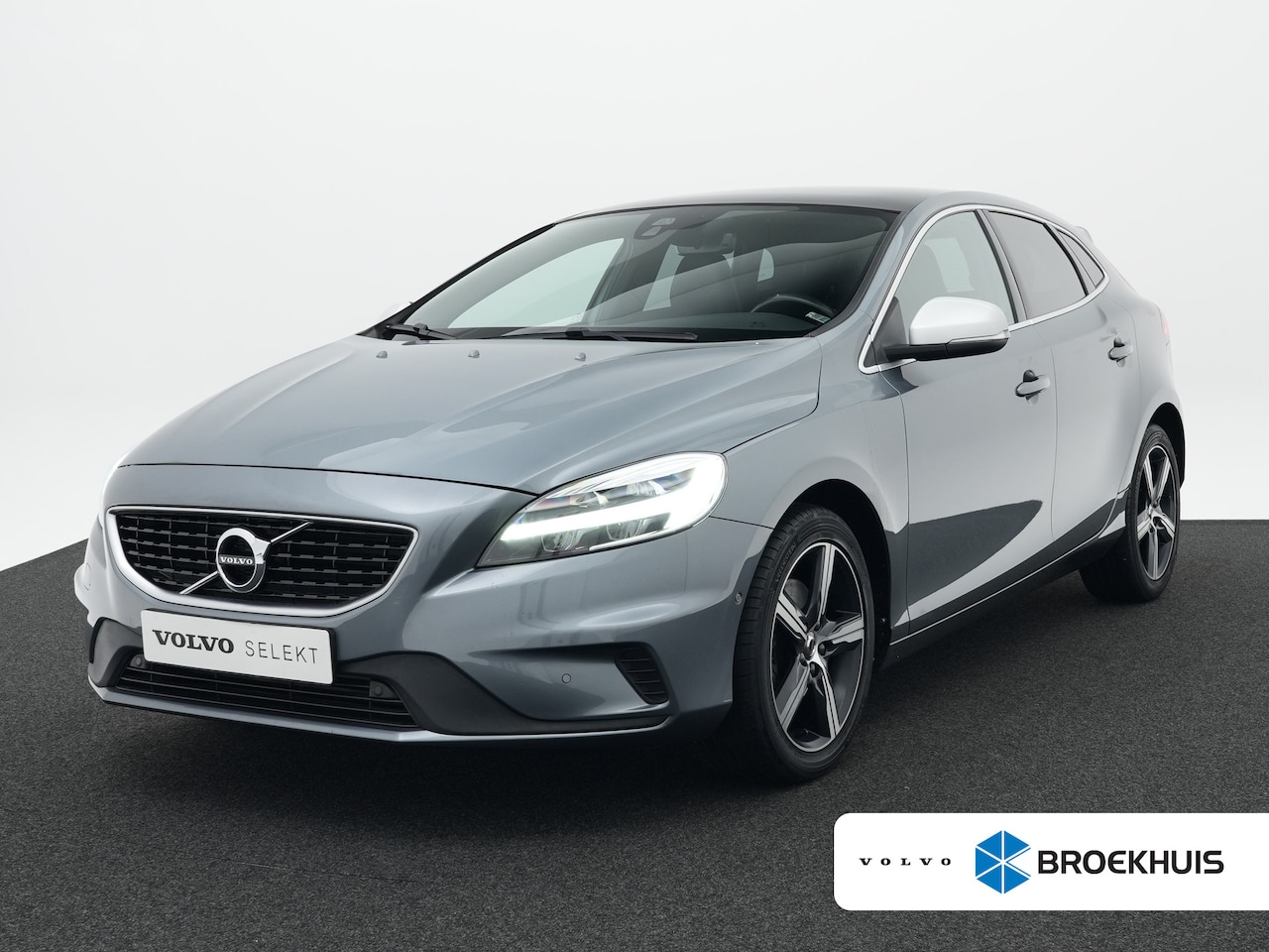 Volvo V40 - 2.0 T4 Business Sport | Harman Kardon | Panoramadak | Keyless | Leder | Camera | Standkach - AutoWereld.nl