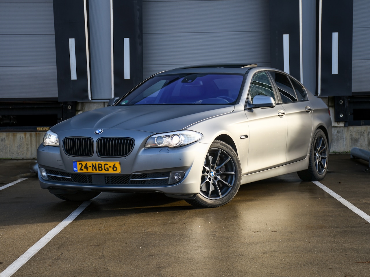 BMW 5-serie - 535i High Executive 306pk WRAP GRIJS/ SCHUIF-DAK/ LEDER/ ADAPT. CC/ 18'''/ HEAD-UP - AutoWereld.nl