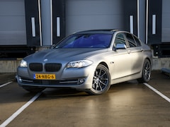 BMW 5-serie - 535i High Executive 306pk WRAP GRIJS/ SCHUIF-DAK/ LEDER/ ADAPT. CC/ 18'''/ HEAD-UP