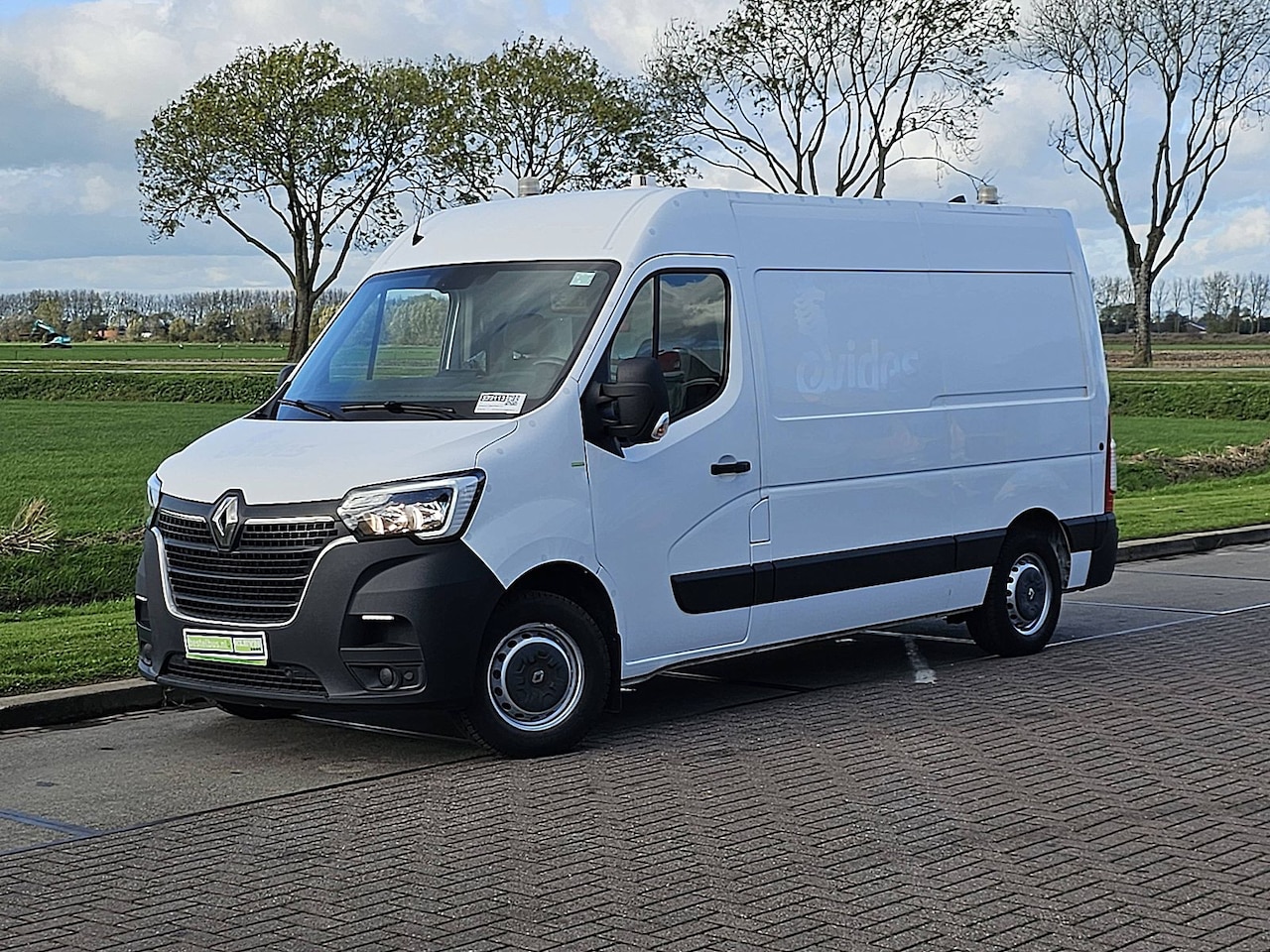 Renault Master - T35 2.3 dCi 135 L2H2 airco, camera, trekhaak, opstap, 96 dkm. - AutoWereld.nl